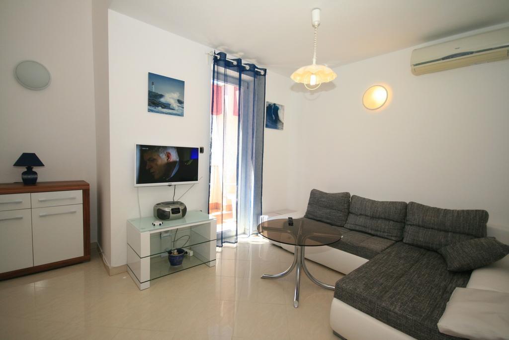 Ruzmarinka 4* Apartment Baska  Exterior photo