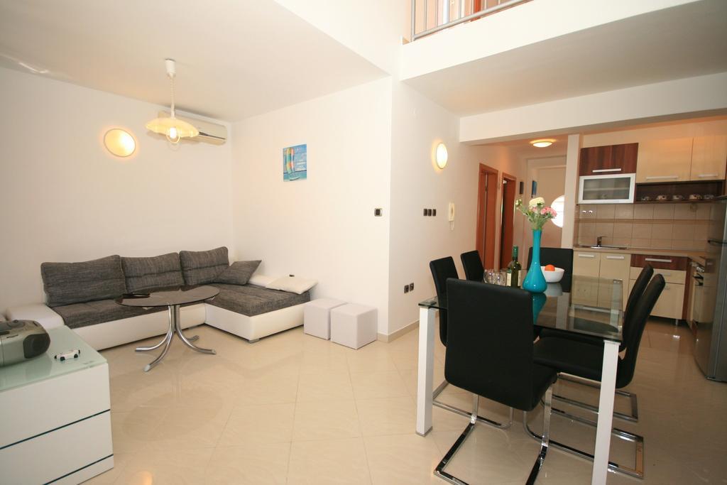 Ruzmarinka 4* Apartment Baska  Exterior photo