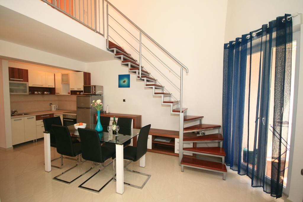 Ruzmarinka 4* Apartment Baska  Exterior photo