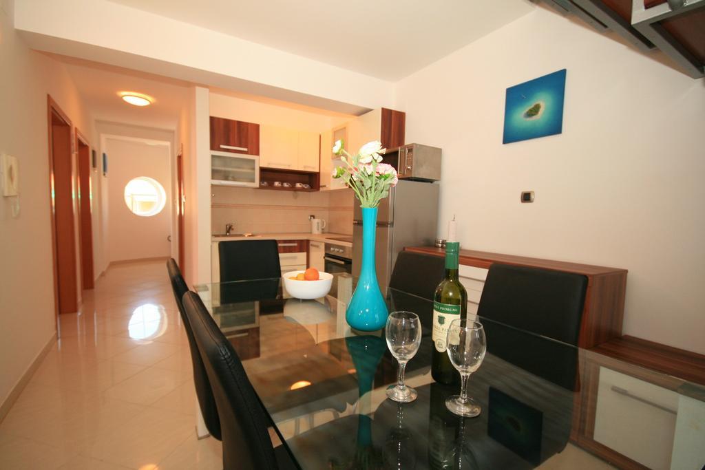 Ruzmarinka 4* Apartment Baska  Exterior photo