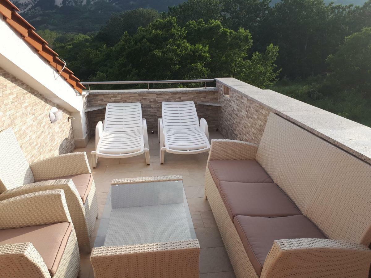 Ruzmarinka 4* Apartment Baska  Exterior photo